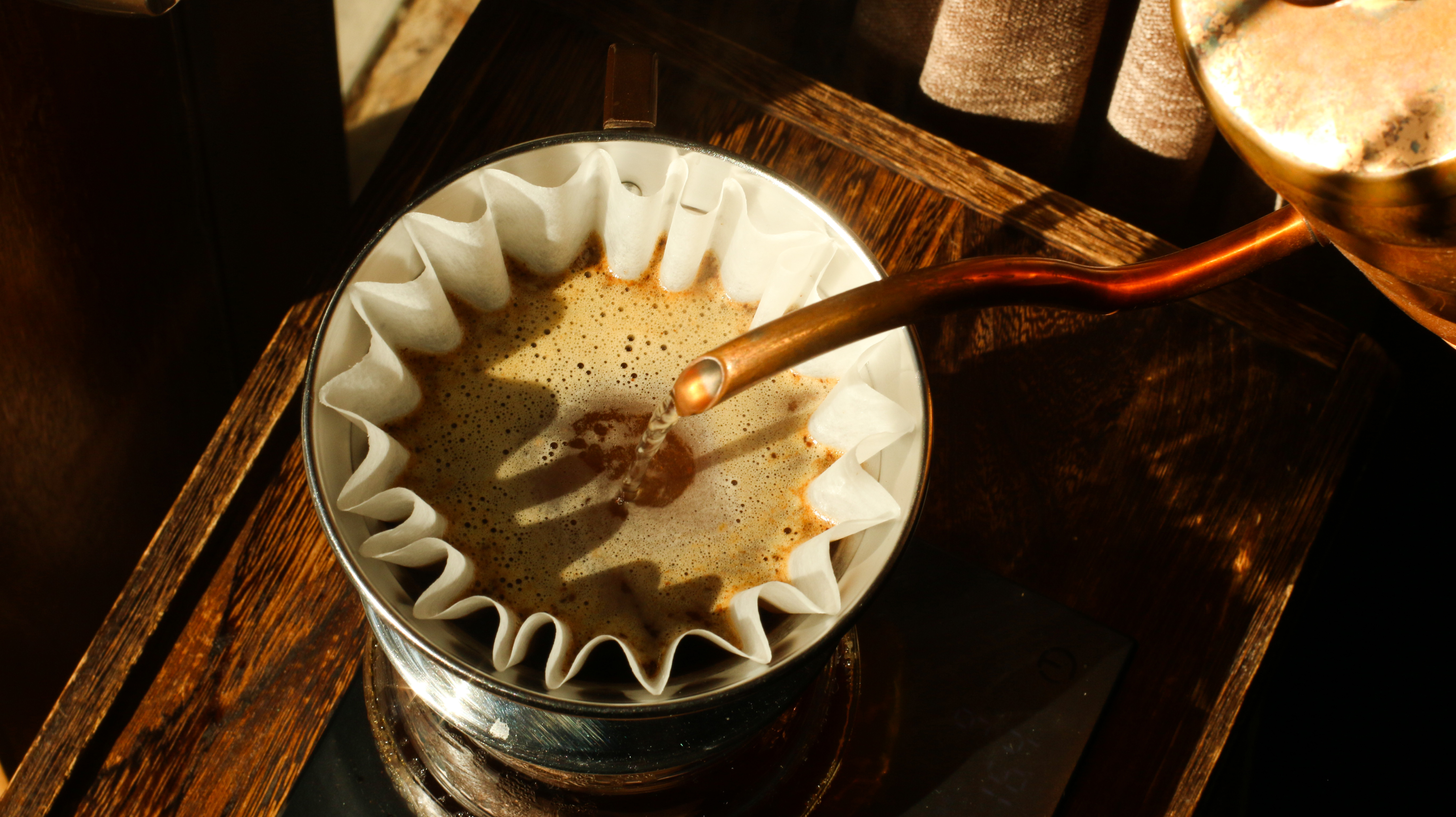 What's the difference between single-pour and three-pour methods? Why is water pouring necessary in pour-over coffee? What are the advantages of the three-pour method in pour-over coffee?