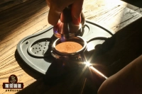 What is the concept of 9 bar in an espresso machine? How much pressure should be applied when tamping coffee grounds for espresso?