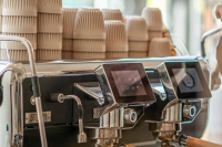 Is it suitable to open a coffee shop in small towns and townships? How should coffee shop products be priced?