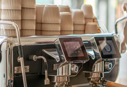 Is it suitable to open a coffee shop in small towns and townships? How should coffee shop products be priced?