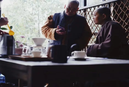 Why Buddha Understands the Coffee Business Better Than Luckin and Starbucks! The Temple Coffee Phenomenon Explained