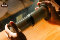 How to Use an AeroPress Coffee Maker? Who Invented the AeroPress? What's the Difference Between AeroPress Coffee and Pour-Over Coffee? What is the Coffee Extraction Principle of AeroPress?