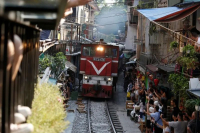 Vietnam's Viral Railway Coffee Street Just Reopened! Now Forced to Shut Down Again?!