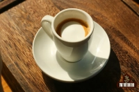 What's the Difference Between Macchiato and Caramel Macchiato? Should You Use Vanilla or Caramel Syrup to Make a Caramel Macchiato?