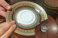 Customer Demanded ¥3000 for Broken Coffee Shop Saucer?! Should Shops Post Warnings for Valuable Items?