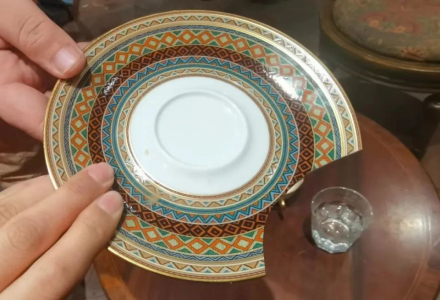Customer Demanded ¥3000 for Broken Coffee Shop Saucer?! Should Shops Post Warnings for Valuable Items?