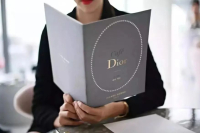 China's First Dior Café Opens! Masters Invoked to Worship the God of Wealth in English?