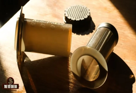 What are the characteristics of the AeroPress coffee maker? How fine should the grind be for AeroPress? What is the AeroPress operating procedure?
