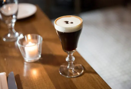 New Chinese-Style Coffee Trend Creates Baijiu-Infused Coffee! Young People Are Also Drinking Moutai and Wuliangye