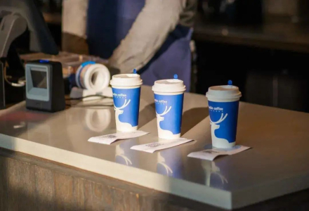 What Do Independent Coffee Shops Compete With When Located Near Luckin and Starbucks?