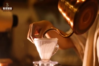 The Correct Way to Use Coffee Filter Paper! What's the Difference Between Wetting and Not Wetting Filter Paper Before Pour-Over Coffee?