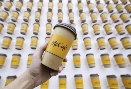 McCafé Unveils Its First Truck Coffee Shop! Flashing at Iconic Attractions in Guangzhou～