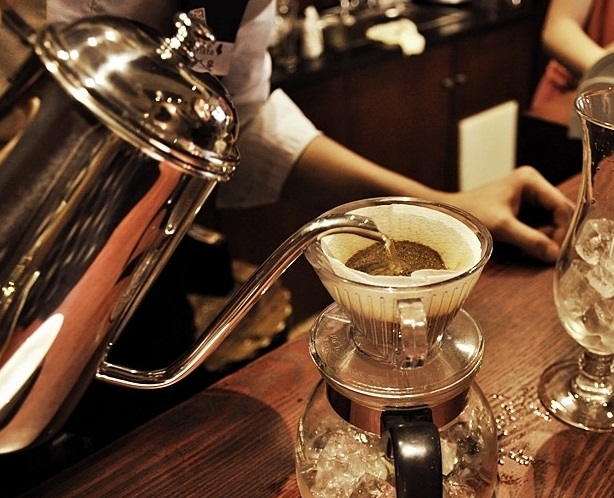 The Complete Guide to Pour-Over Coffee: Paper Filter vs. Flannel Drip Methods Explained