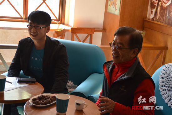 Coffee King Huang Chongqing [right] sharing specialty coffee culture promotion concepts with Changsha coffee enthusiasts.