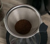 What is the appropriate water-to-coffee ratio for Japanese-style iced coffee, and what grind size should be used for pour-over iced coffee?