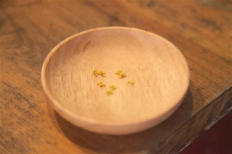 Golden osmanthus flowers used for aroma enhancement