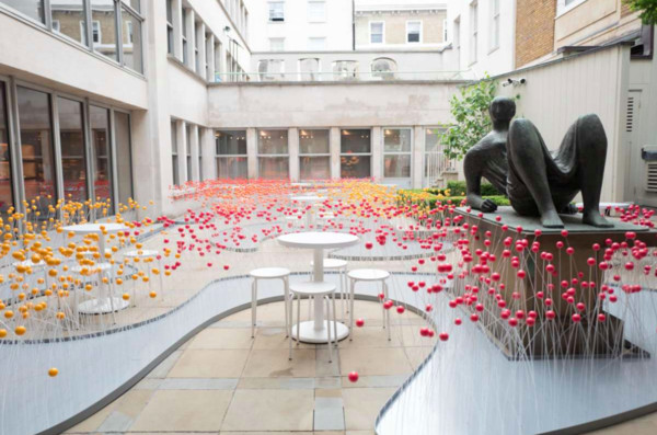 Hermès Coffee Shop is Dreamy! 3000 Table Tennis Balls Growing, Using Thousand-Yuan Cups for Tea