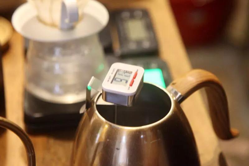 Pouring technique details