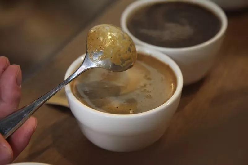 Coffee cupping crust breaking process