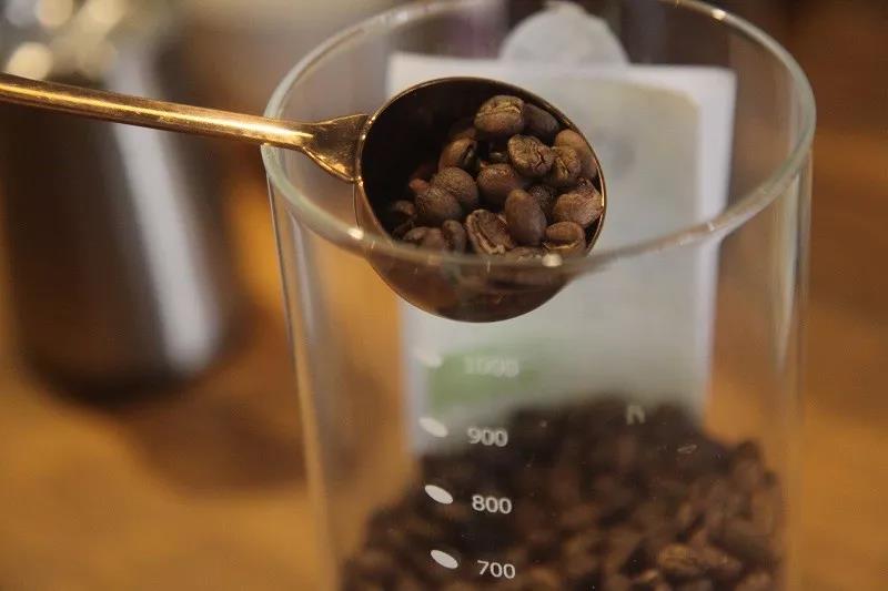 Coffee bean resting vs blooming comparison