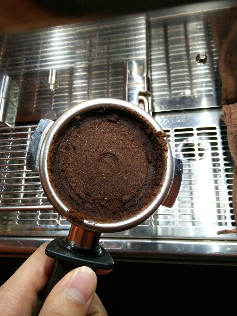 Coffee puck and portafilter images for espresso extraction analysis