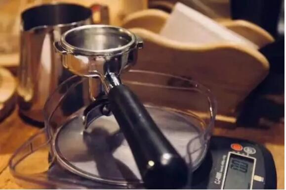 Measuring coffee dose with scale for consistent extraction