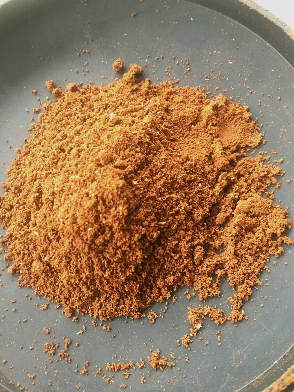 Properly ground coffee with minimal clumping for ideal extraction