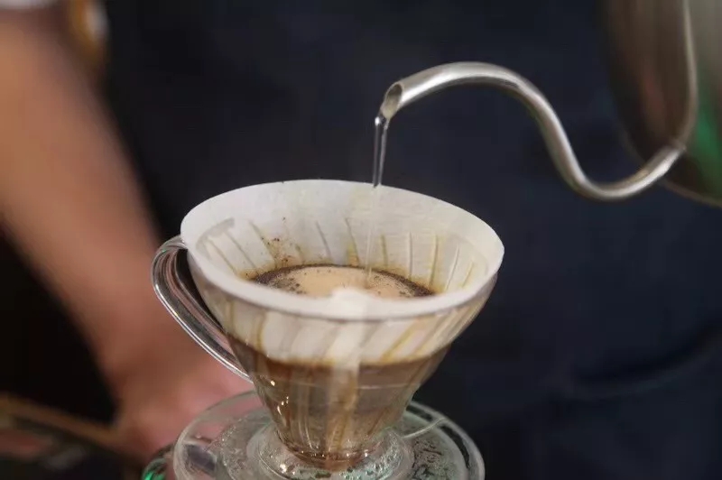 Coffee brewing demonstration showing coffee-to-water ratio