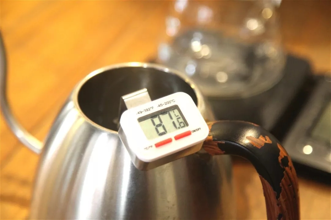 Water temperature gauge for coffee brewing