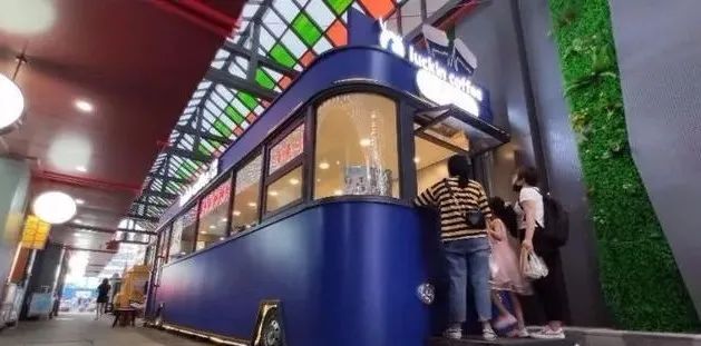 Luckin Coffee's food truck store