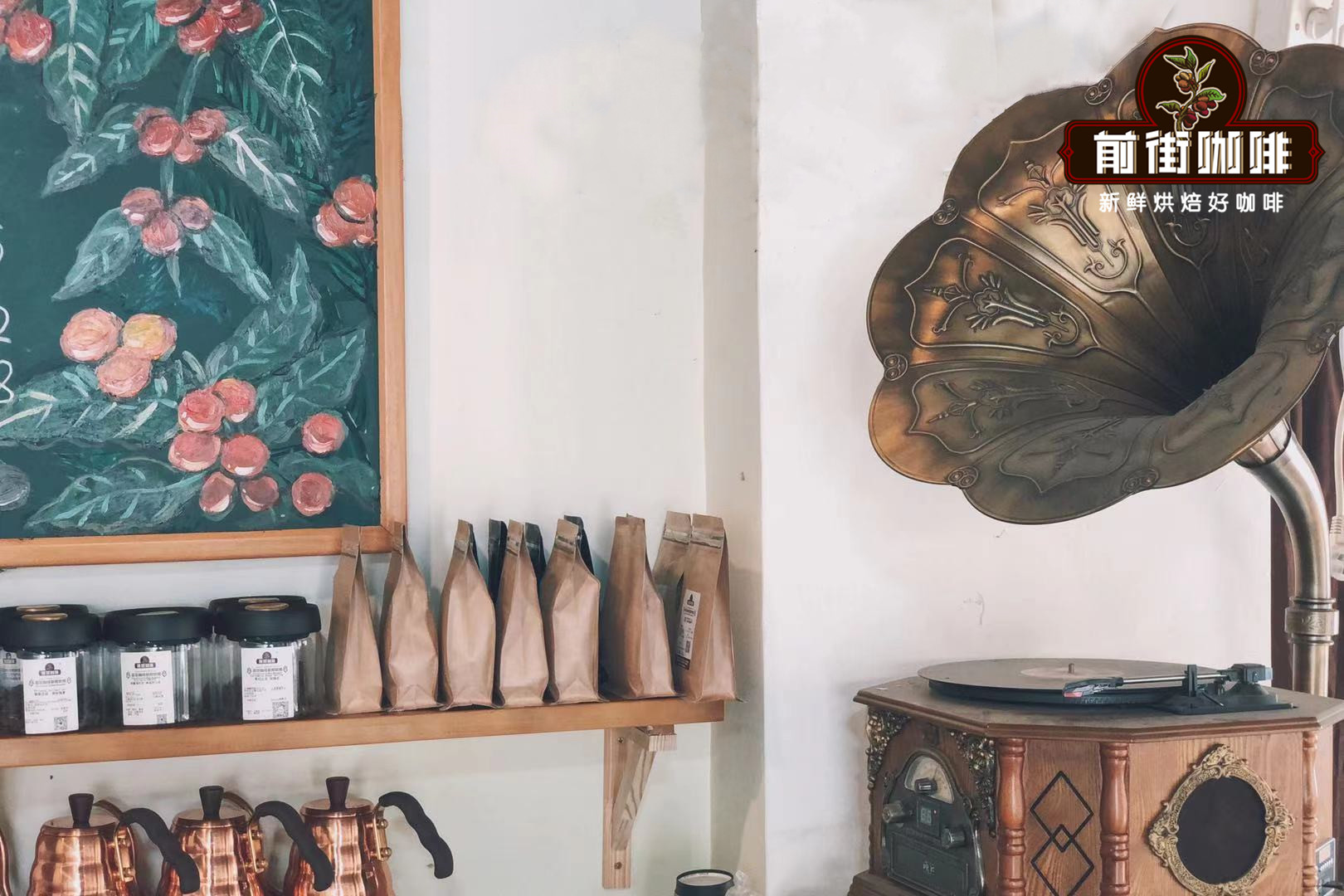 What are the differences in flavor and taste characteristics between Piccolo, Flat White, Latte, Mocha, and Cappuccino? Where did Piccolo coffee originate?