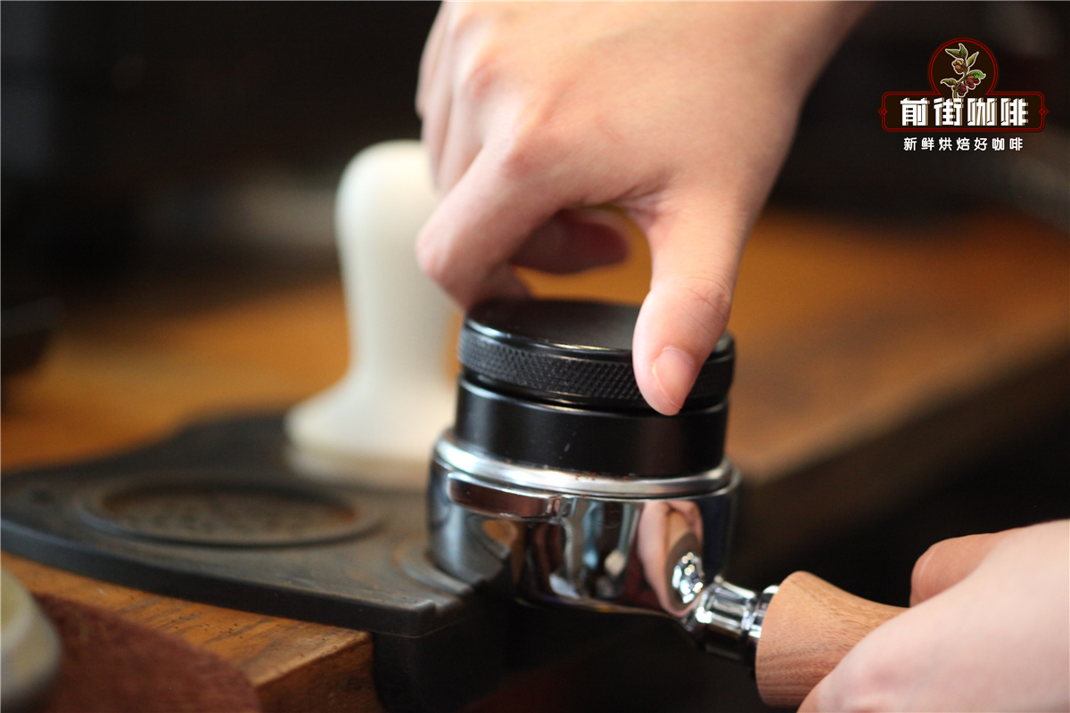 Using a distribution tool for coffee grounds