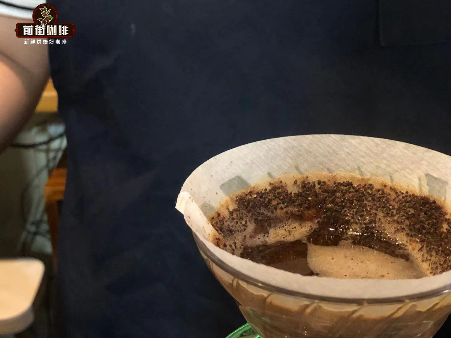 Large water flow brewing showing thinner coffee bed distribution