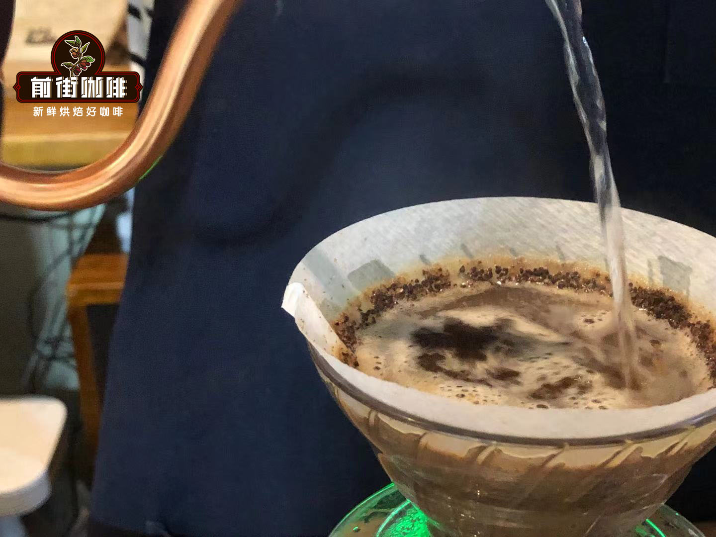 Coffee bed agitation during circular pouring process