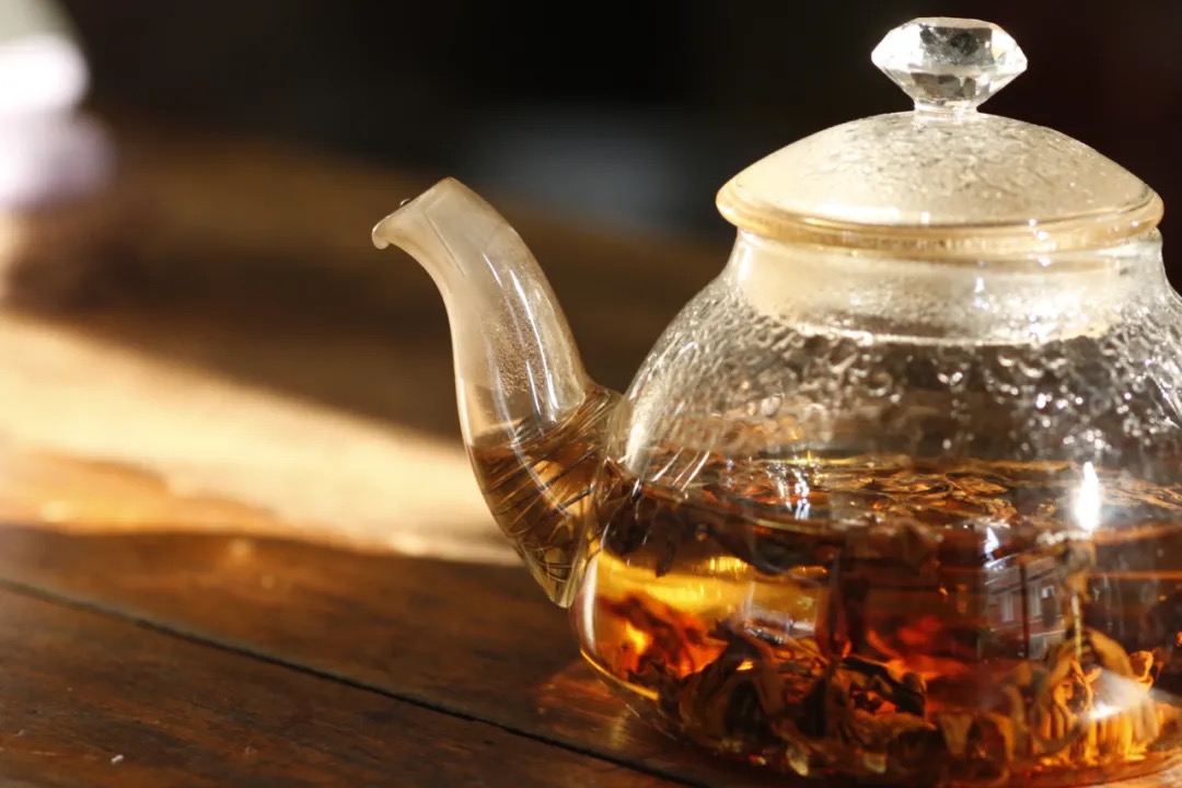 Different types of tea in cups